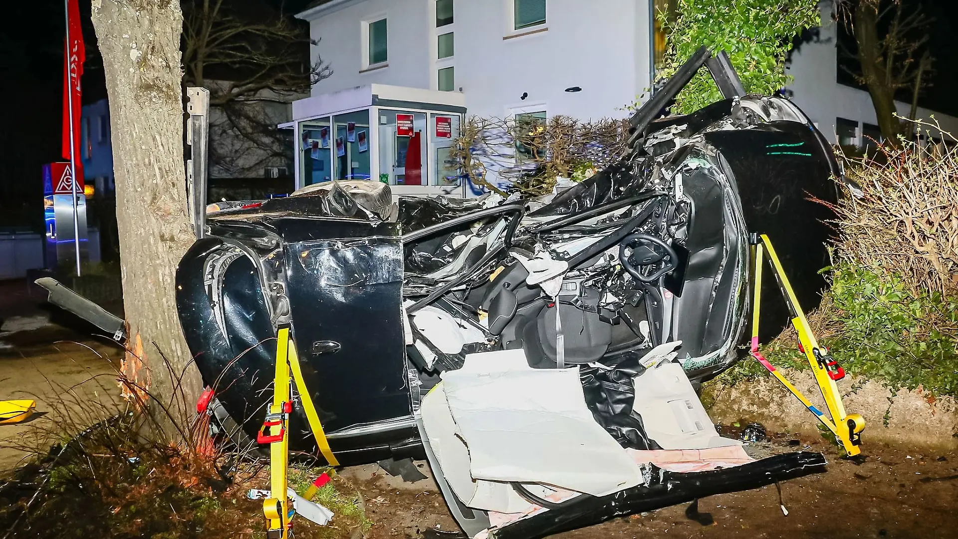 Unfall nach mutmaßlichem Autorennen in Ludwigsburg: Das Auto, in dem die beiden Frauen saßen, wurde durch den Zusammenprall von der Fahrbahn geschleudert und zwischen zwei Bäumen eingeklemmt.