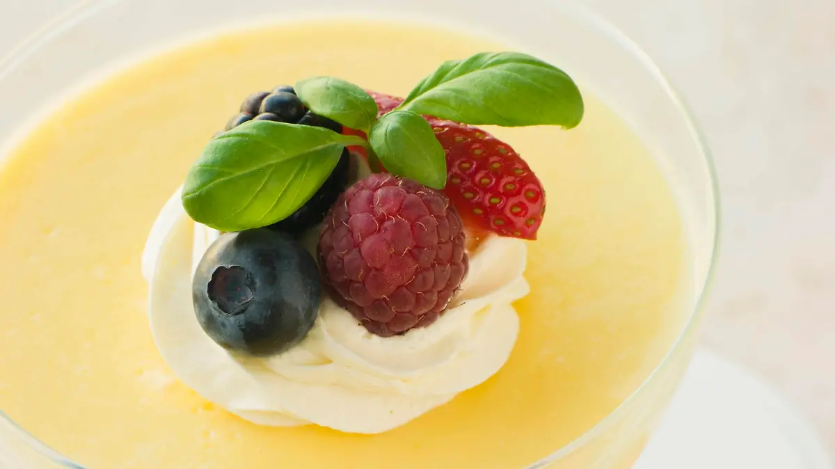 nachspeise, lemon posset, zitronenpudding Bildverwendung nur mit Urhebervermerk: Monkey Business/Shotshop/picture alliance. Keine Exlusivverkäufe möglich.