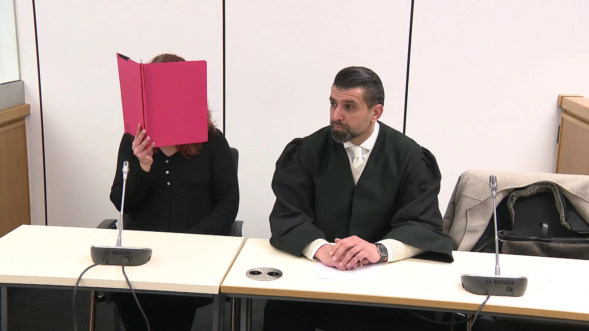 Frau vertraut sich frühzeitig der Polizei an.