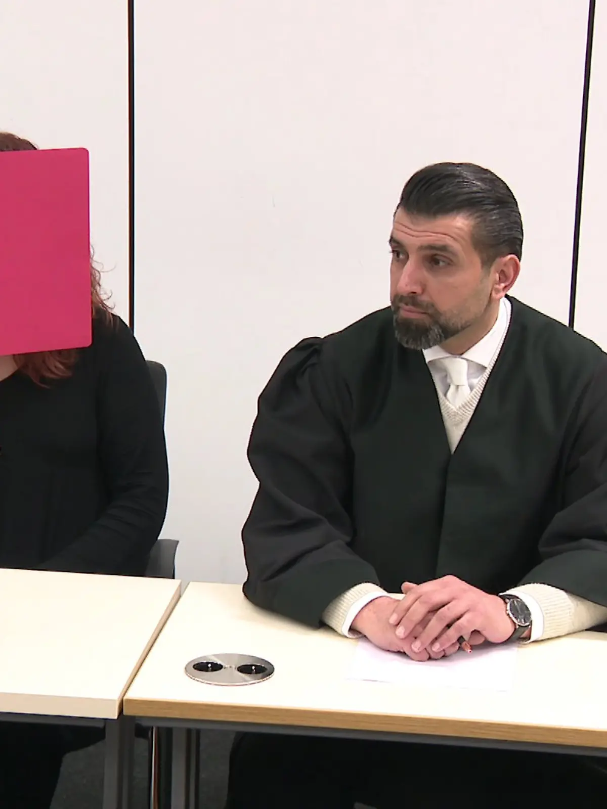Frau vertraut sich frühzeitig der Polizei an.