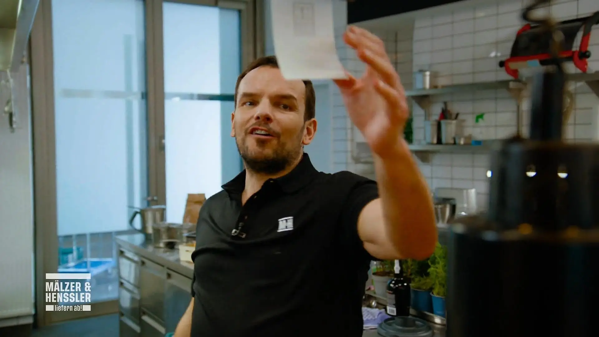 Tim und Steffen haben keine Idee, wer bestellt hat Wer kann es sein?