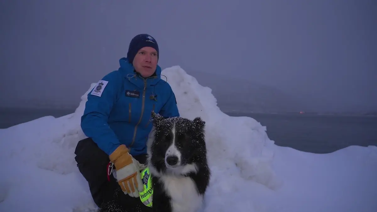Kristian Midtgard und sein Hund Whiskey fanden den Verschütteten. 