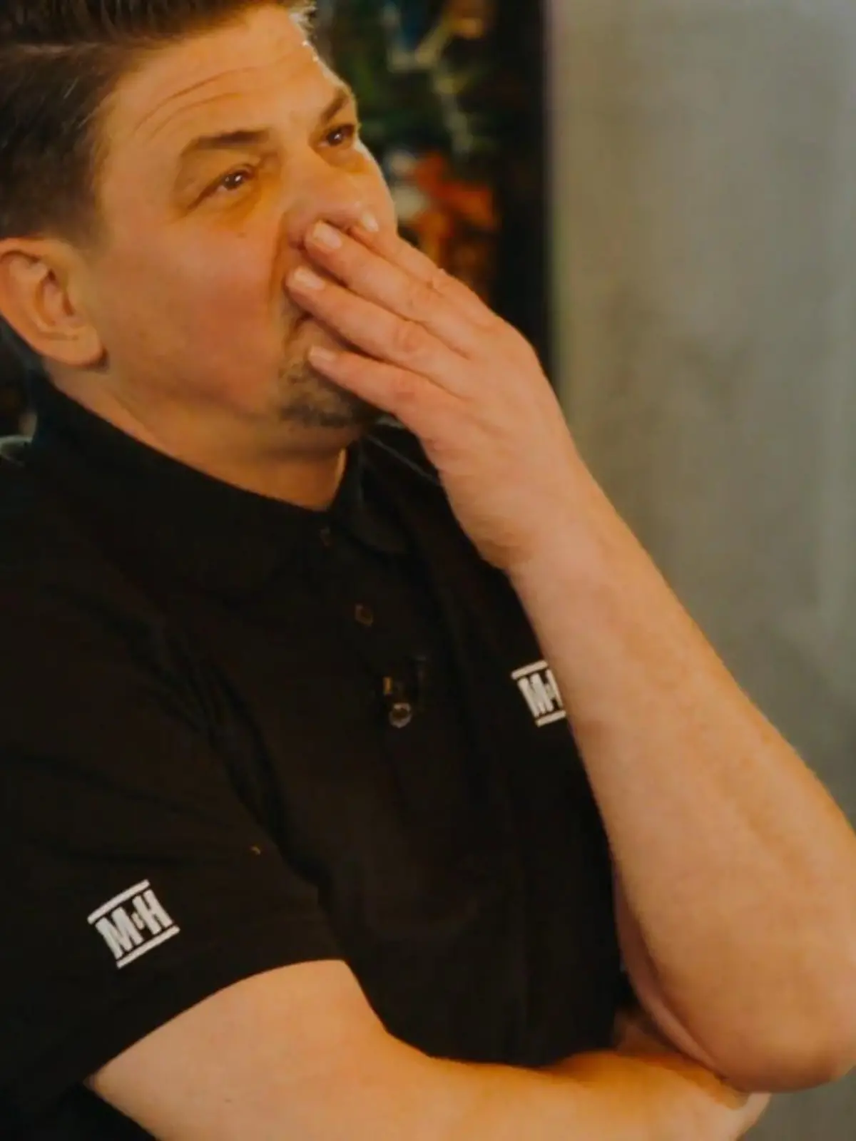 Bild zu: "Selfie statt eines Bildes vom Tisch"