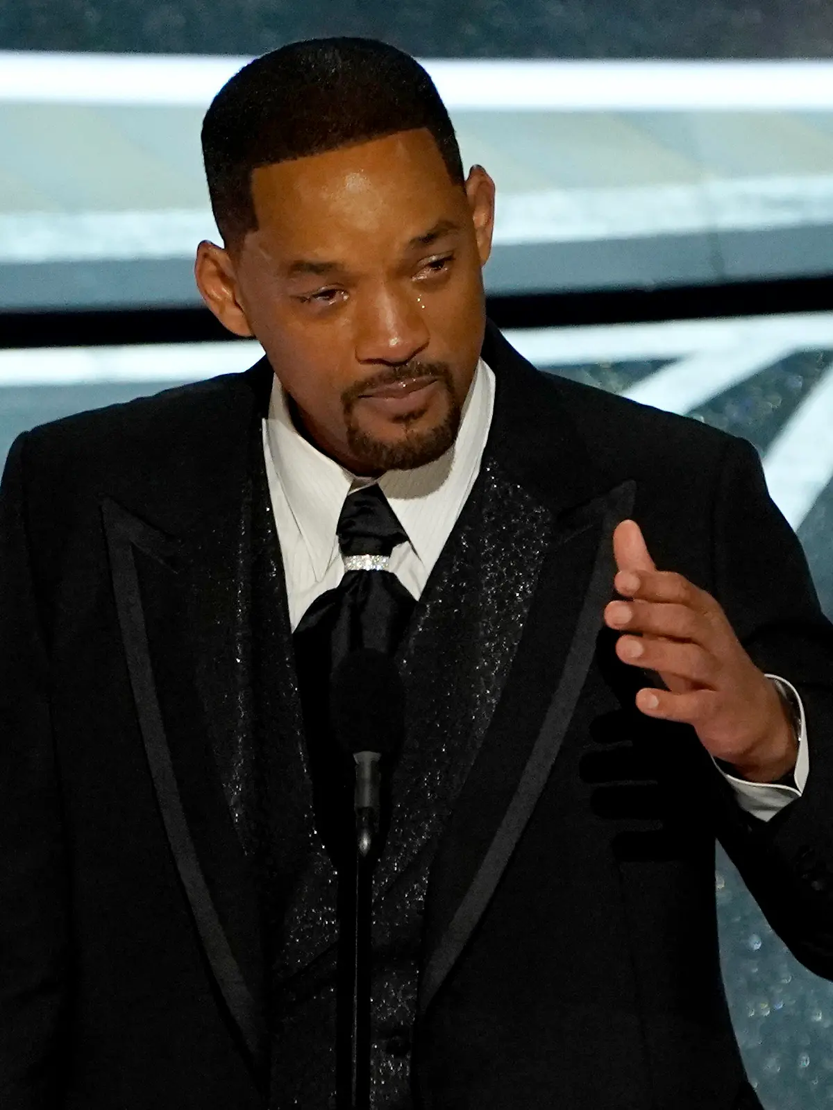 27.03.2022, USA, Los Angeles: Will Smith weint, als er bei der 94. Verleihung der Academy Awards in Hollywood den Preis als bester Schauspieler für seine Rolle in dem Film «King Richard» entgegennimmt. Der US-Schauspieler hat als Folge des Ohrfeigen-Eklats bei der Oscar-Vergabe seinen Rücktritt aus der Filmakademie bekanntgegeben. (zu dpa: «Will Smith tritt nach Ohrfeigen-Eklat aus Filmakademie aus ») Foto: Chris Pizzello/Invision/AP/dpa +++ dpa-Bildfunk +++