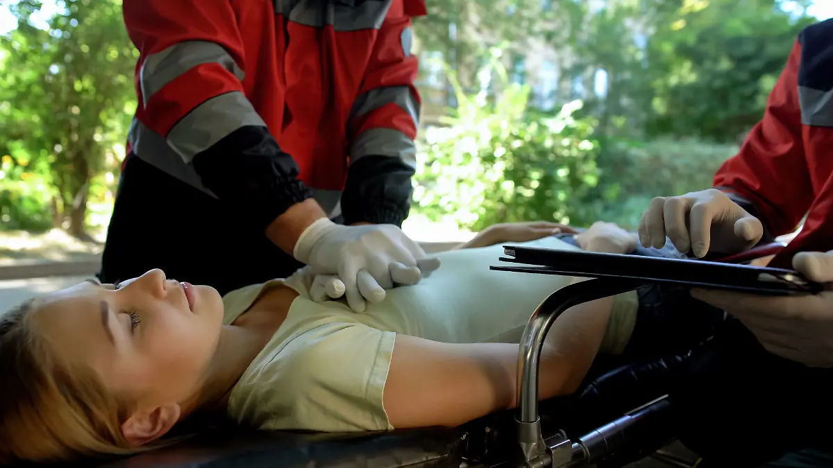 Notarzt macht Herzdruckmassage bei einer Frau