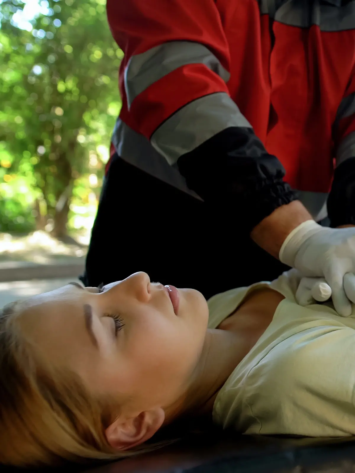 Notarzt macht Herzdruckmassage bei einer Frau