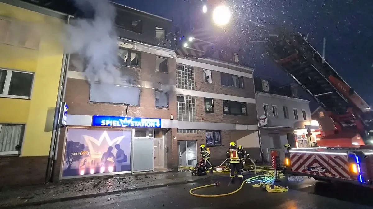 01.04.2022, Oberhausen: Feuerwehrleute bei einem Einsatz in Oberhausen. Bei dem Brand eines mehrstöckigen Hauses ist dort ein Mann ums Leben gekommen. (zu dpa: «Mann stürzt bei Brand in Oberhausen aus dem Fenster und stirbt») Foto: Markus Gayk/TNN/dpa +++ dpa-Bildfunk +++