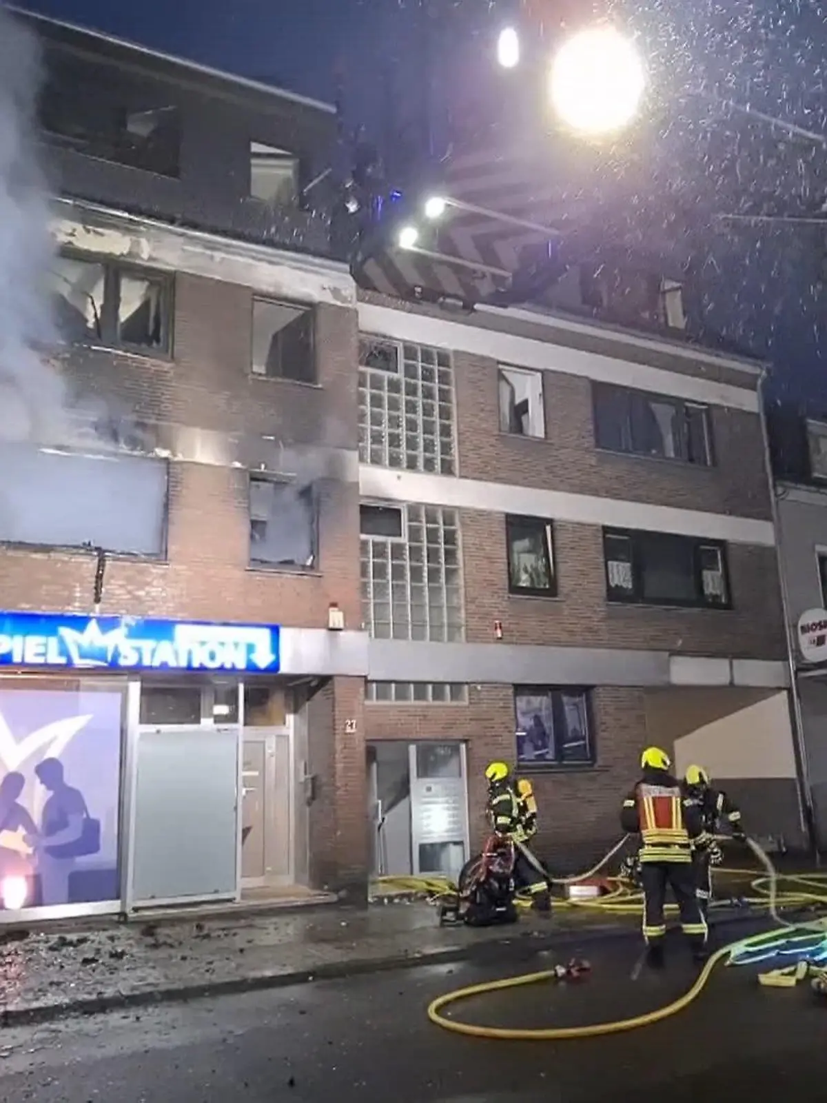 01.04.2022, Oberhausen: Feuerwehrleute bei einem Einsatz in Oberhausen. Bei dem Brand eines mehrstöckigen Hauses ist dort ein Mann ums Leben gekommen. (zu dpa: «Mann stürzt bei Brand in Oberhausen aus dem Fenster und stirbt») Foto: Markus Gayk/TNN/dpa +++ dpa-Bildfunk +++