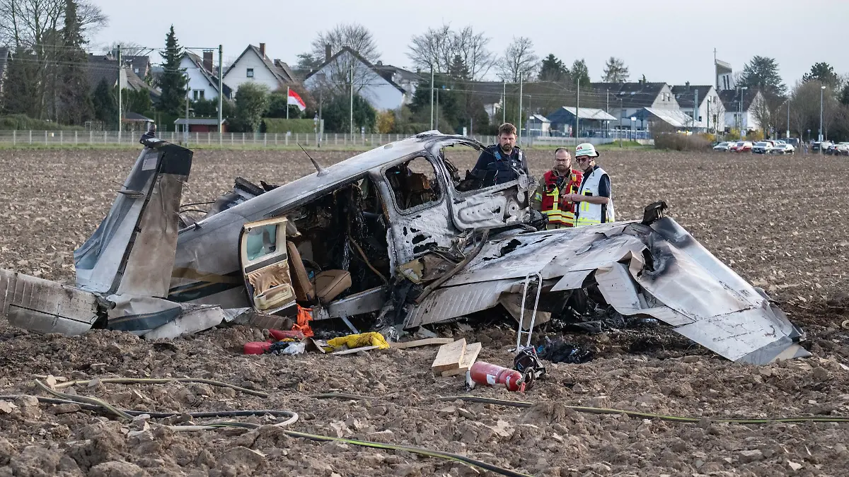 Flugzeugabsturz bei Sankt Augustin: Vater stirbt, Tochter (6) überlebt schwer verletzt