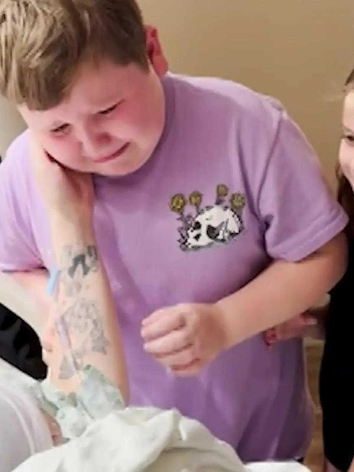 Bild zu: "Aiden (10) sieht neues Geschwisterchen – dann bricht er völlig zusammen!"