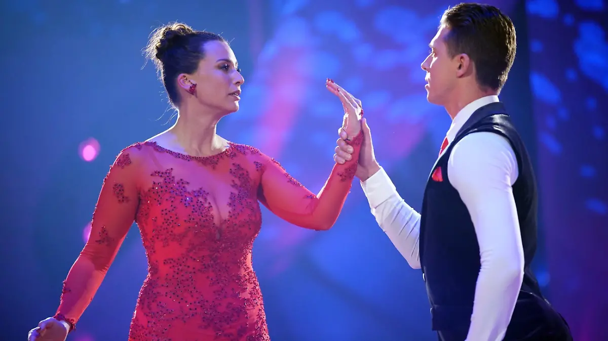 Caroline Bosbach und Valentin Lusin tanzen Langsamer Walzer.

Die Verwendung des sendungsbezogenen Materials ist nur mit dem Hinweis und Verlinkung auf RTL+ gestattet.