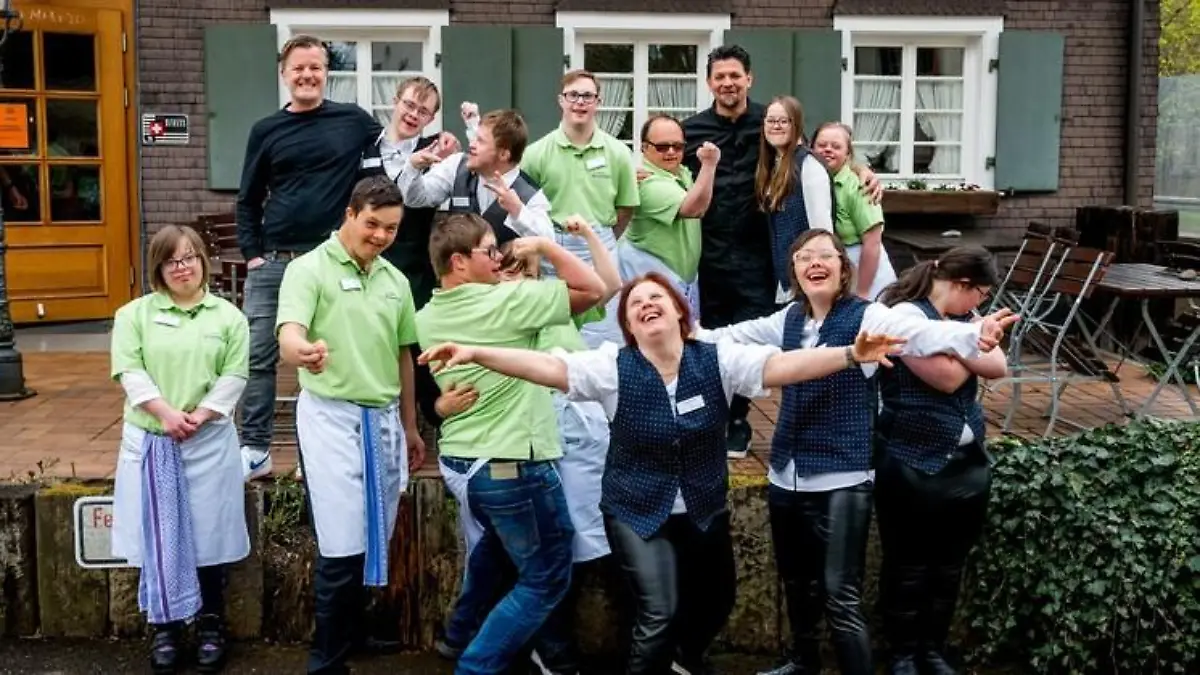 André Dietz, Tobias Wolfram, Simeon Braig, Jan Ginader, Tanino Camillerri, Tim Mälzer, Nicola Gäbel, Ayla-Marie Hapering (v.l.h.) Lara Walter, Jan Wittig, Leon Dohrmann, Laura Beaupoil, Sarah Berner, Sophia Marie Blanke, Paula Georgensohn (v.l.v.)
Die Verwendung des sendungsbezogenen Materials ist nur mit dem Hinweis und Verlinkung auf RTL+ gestattet.