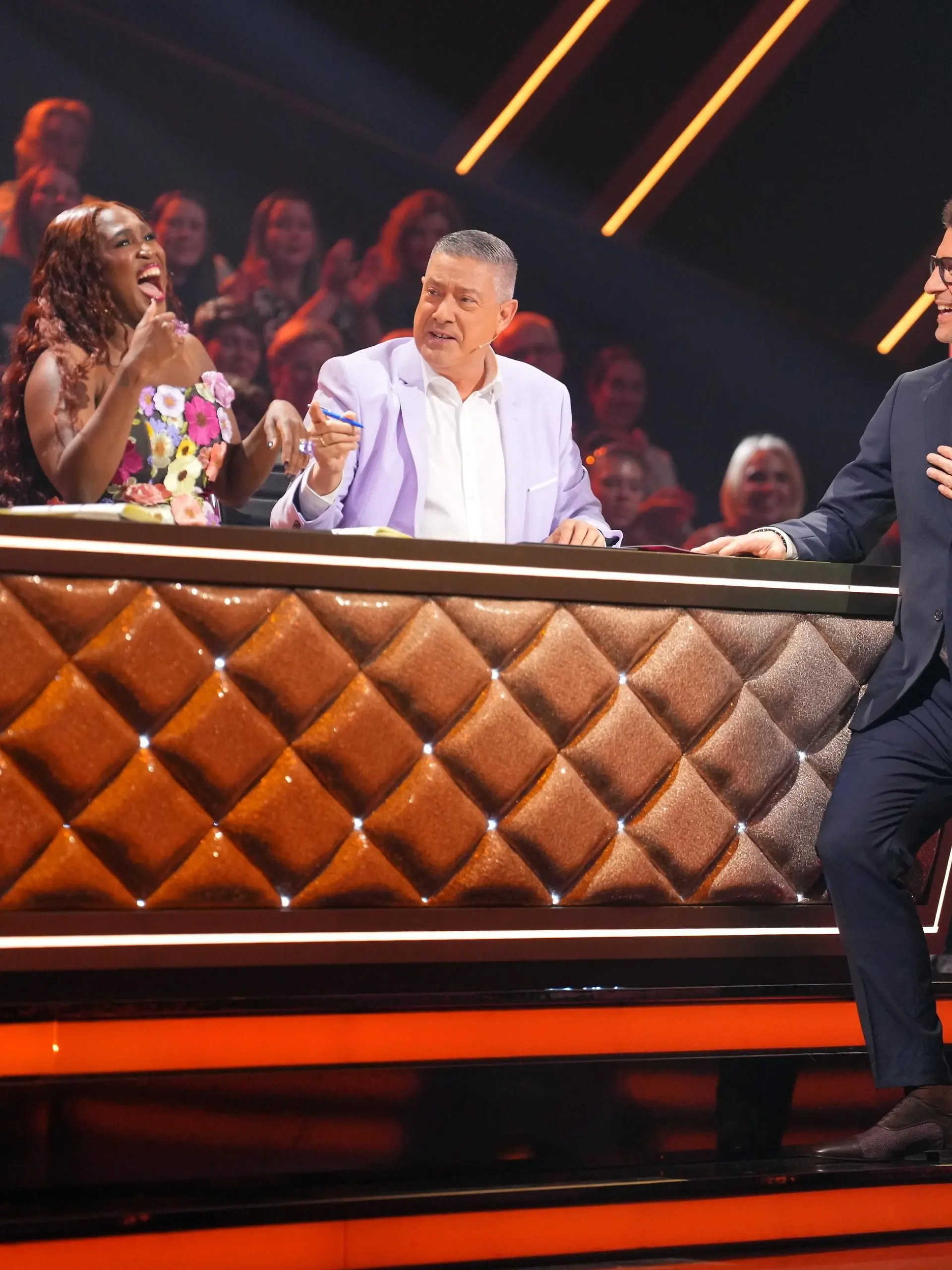 Die Jury mit Jorge González (l.), Motsi Mabuse und Joachim Llambi und Moderator Daniel Hartwich (r.).