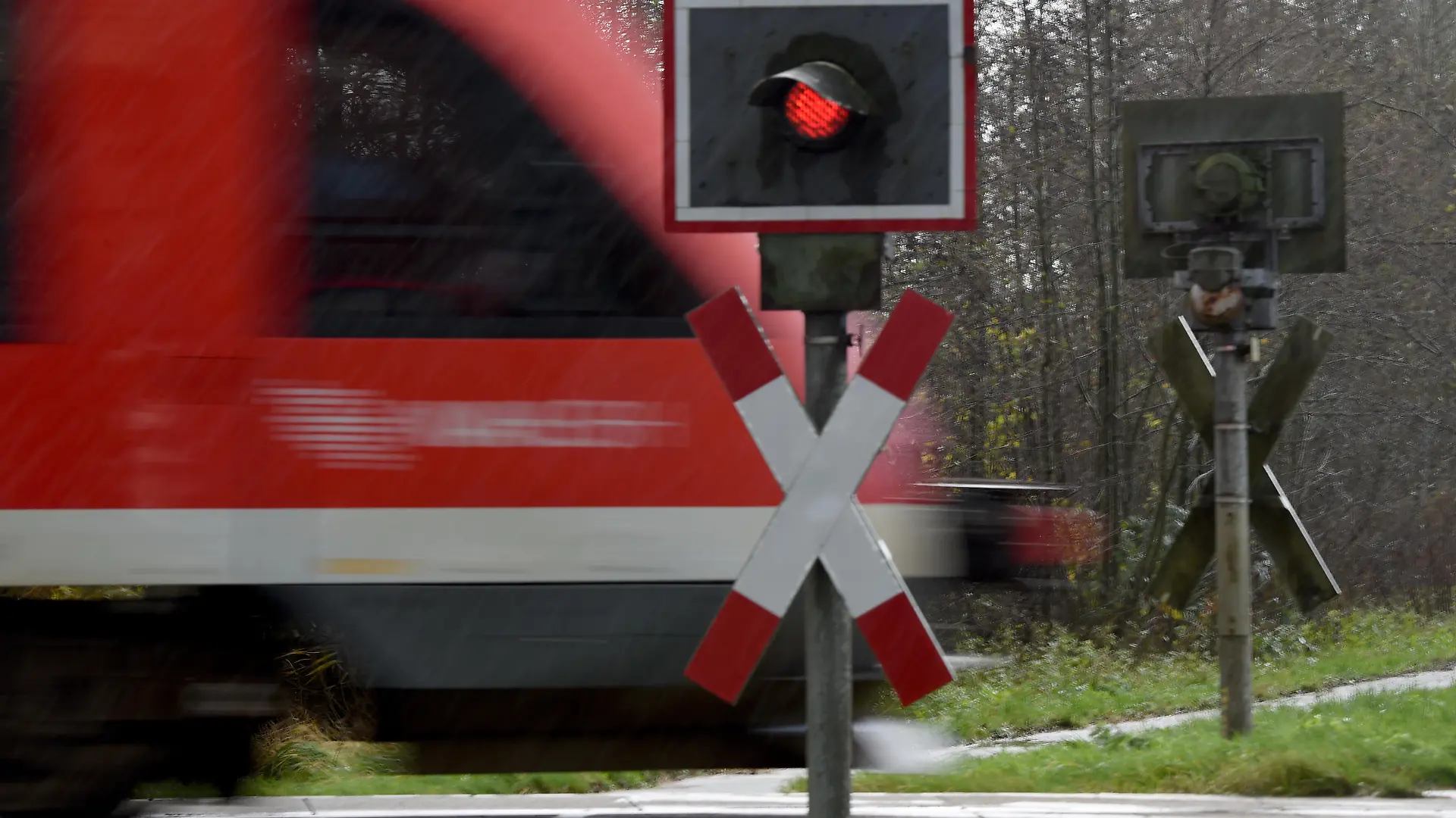 Ein Zug fährt am 19.11.2015 in Garding (Schleswig-Holstein) über einen unbeschrankten Bahnübergang. Foto: Carsten Rehder/dpa | Verwendung weltweit