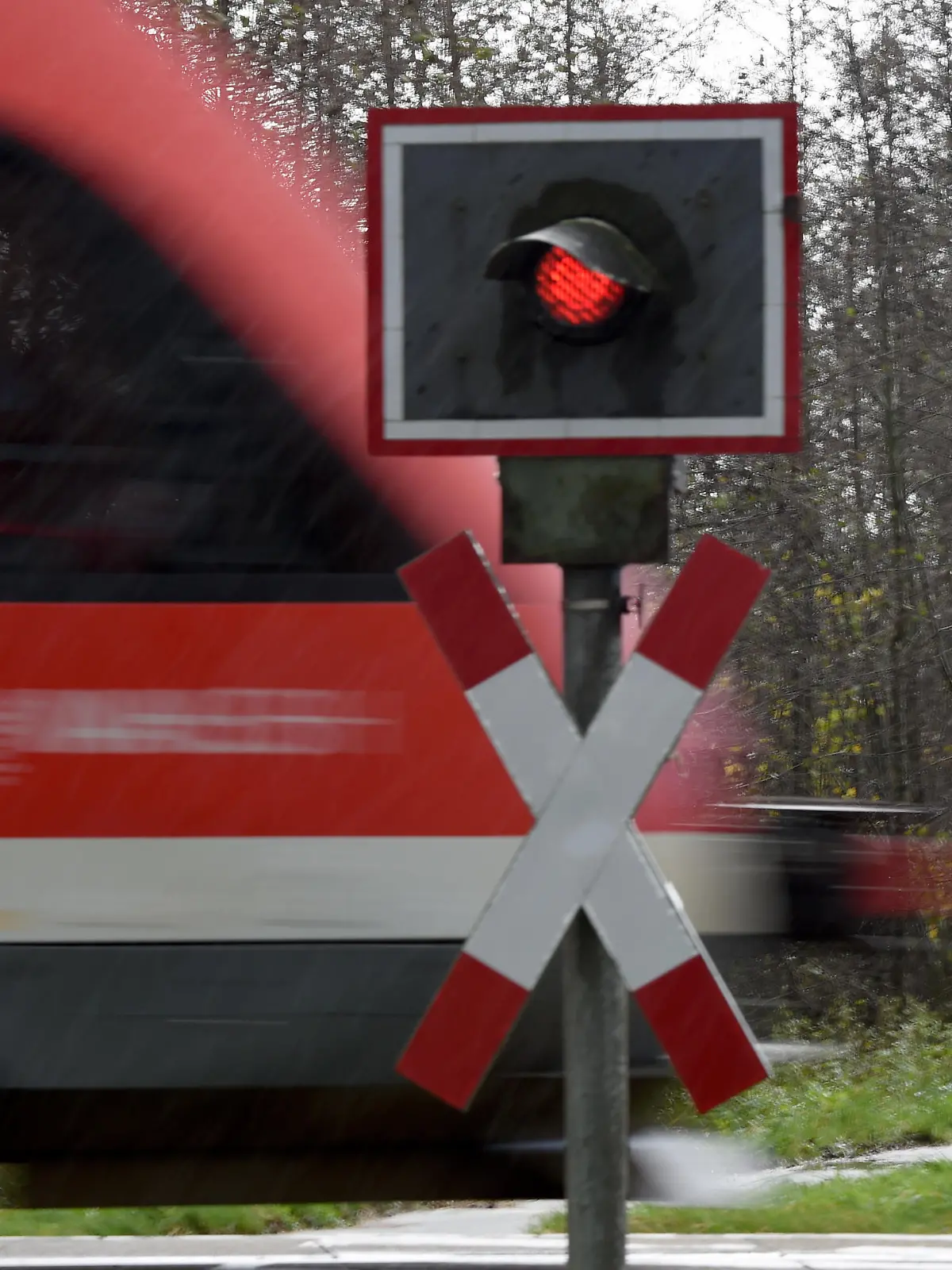 Ein Zug fährt am 19.11.2015 in Garding (Schleswig-Holstein) über einen unbeschrankten Bahnübergang. Foto: Carsten Rehder/dpa | Verwendung weltweit