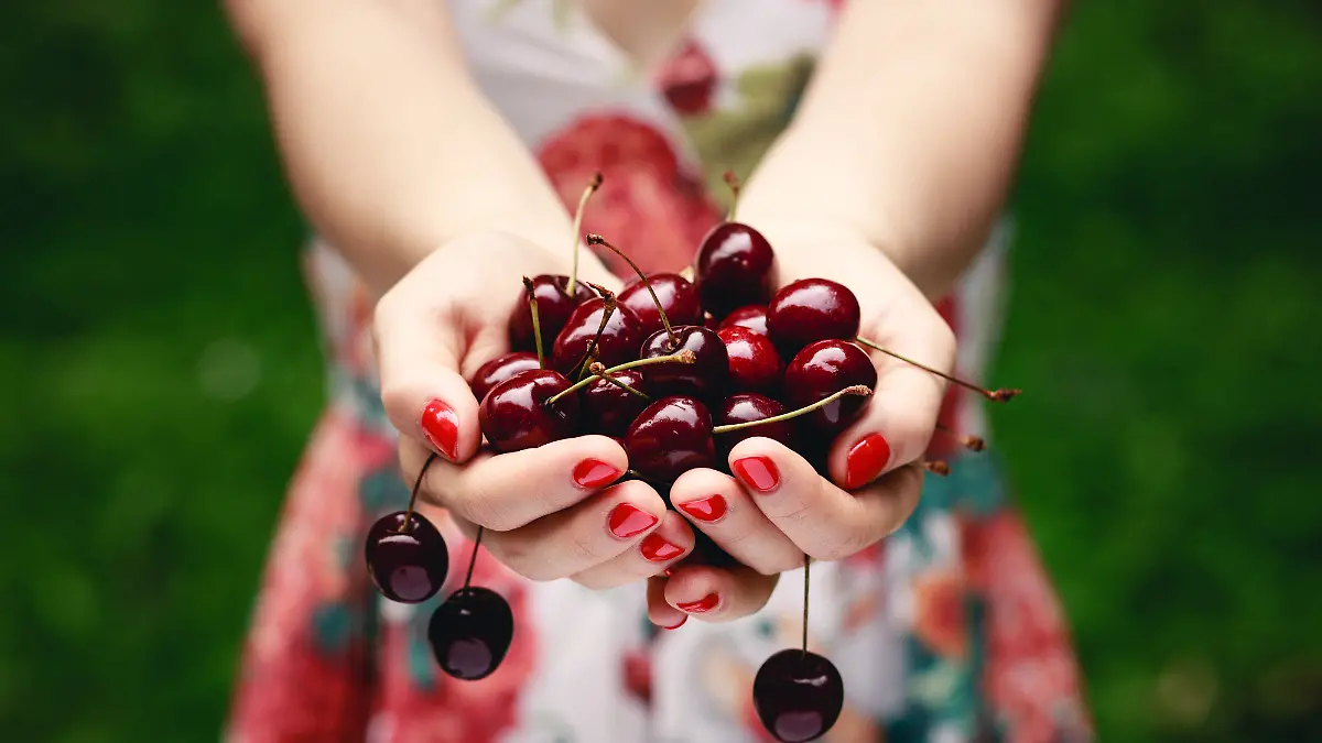 „Cherry Jelly”-Nails: Im Frühling greifen wir beim Nagellack wieder zu helleren Rottönen.