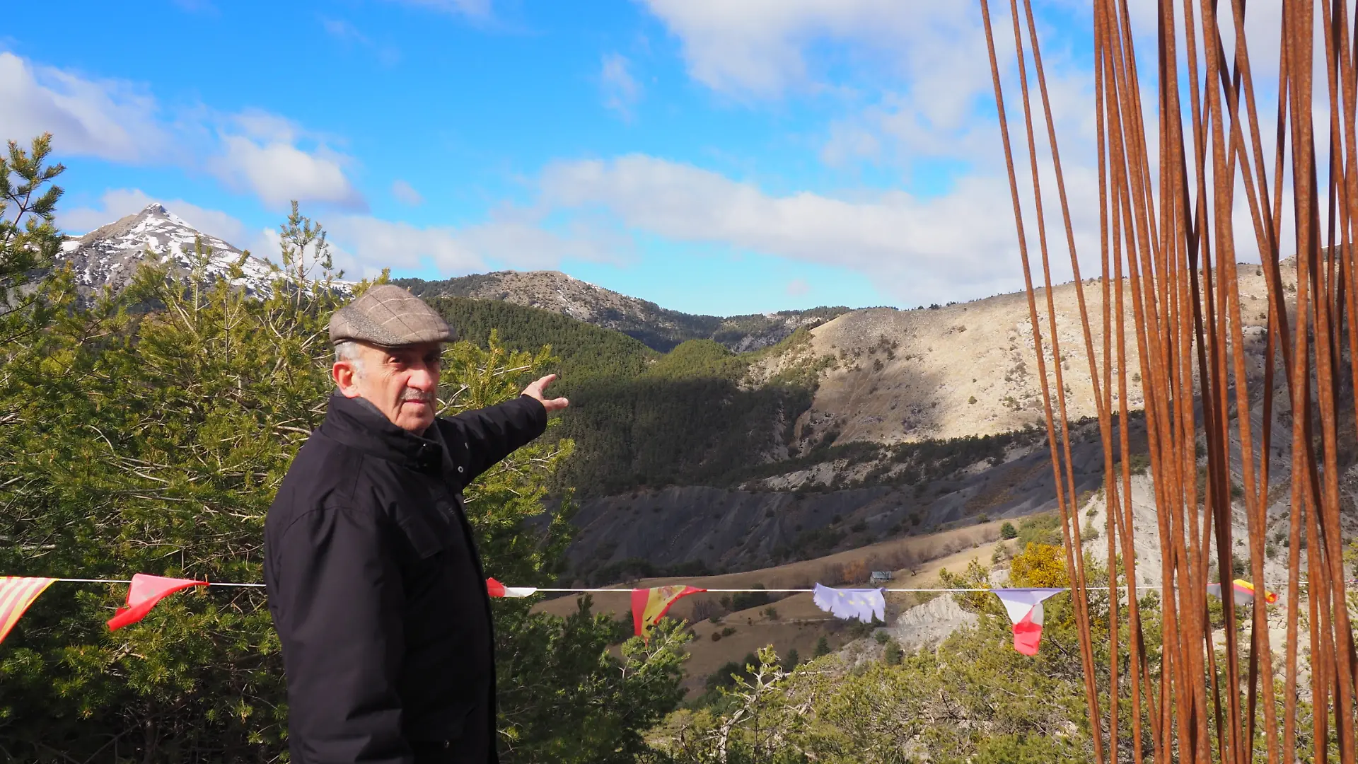 Der ehemalige Bürgermeister von Prads-Haute-Bléone, Bertrand Bartolini, reflektiert die tragischen Ereignisse des Germanwings-Absturzes, bei dem er 150 Sterbeurkunden unterzeichnen musste.