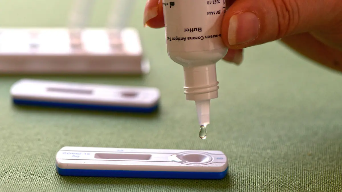 07.03.2021, EIn COVID-19 Antigen-Testkit Schnelltest zum Eigentest im Privat-Einsatz. SYMBOLBILD Der Corona Antigen Test ist ein Test zum qualitativen Nachweis von Nukleocapsid Protein Antigen aus SARS-CoV-2 in nasalen Tupferproben von Personen, die im Verdacht stehen, sich mit COVID-19 infiziert zuhaben. Der Test dient der Unterstützung der schnellen Diagnose einer SARS-CoV-2 Infektion. 07.03.2021, Corona-Virus Antigen-Test im Privat-Einsatz 07.03.2021, Corona-Virus Antigen-Test im Privat-Einsatz *** 07 03 2021, A COVID 19 Antigen Test Kit Rapid Test for Self-Testing in Private Use SYMBOL PICTURE The Corona Antigen Test is a test for the qualitative detection of nucleocapsid protein antigen from SARS CoV 2 in nasal swab specimens from