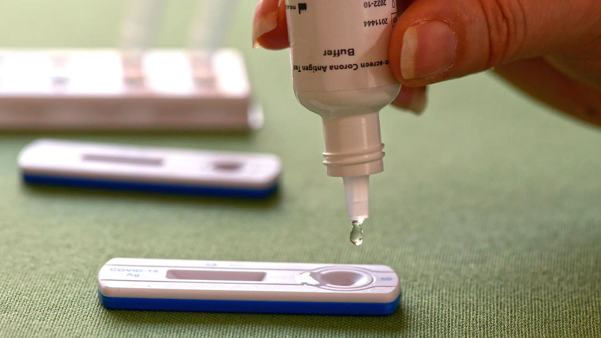 07.03.2021, EIn COVID-19 Antigen-Testkit Schnelltest zum Eigentest im Privat-Einsatz. SYMBOLBILD Der Corona Antigen Test ist ein Test zum qualitativen Nachweis von Nukleocapsid Protein Antigen aus SARS-CoV-2 in nasalen Tupferproben von Personen, die im Verdacht stehen, sich mit COVID-19 infiziert zuhaben. Der Test dient der Unterstützung der schnellen Diagnose einer SARS-CoV-2 Infektion. 07.03.2021, Corona-Virus Antigen-Test im Privat-Einsatz 07.03.2021, Corona-Virus Antigen-Test im Privat-Einsatz *** 07 03 2021, A COVID 19 Antigen Test Kit Rapid Test for Self-Testing in Private Use SYMBOL PICTURE The Corona Antigen Test is a test for the qualitative detection of nucleocapsid protein antigen from SARS CoV 2 in nasal swab specimens from