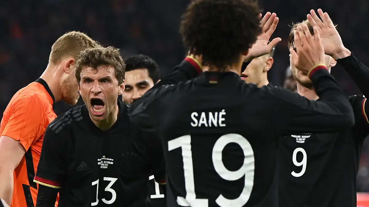  Fussball, Herren, Saison 2021/22, EM-Qualifikation, Test-Länderspiel in Amsterdam, Niederlande - Deutschland, v. l. Jamal Musiala Deutschland, Thomas Müller Deutschland, Leroy Sane Deutschland, Timo Werner Deutschland, Jubel nach Tor zum 0:1, 29.03. 2022, *** Football, men, season 2021 22, European Championship qualification, test international match in Amsterdam, Netherlands Germany, v l Jamal Musiala Germany , Thomas Müller Germany , Leroy Sane Germany , Timo Werner Germany , cheering after goal to 0 1, 29 03 2022, Copyright: xMatthiasxKochx