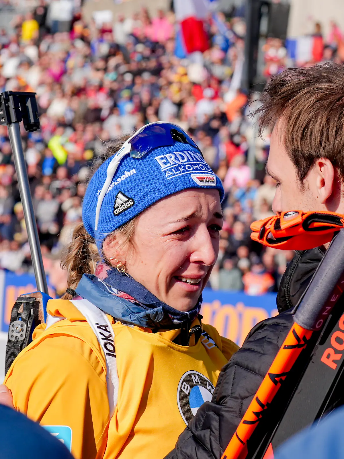 Franziska Preuß bricht nach dem Gewinn des Gesamtweltcups in Tränen aus.