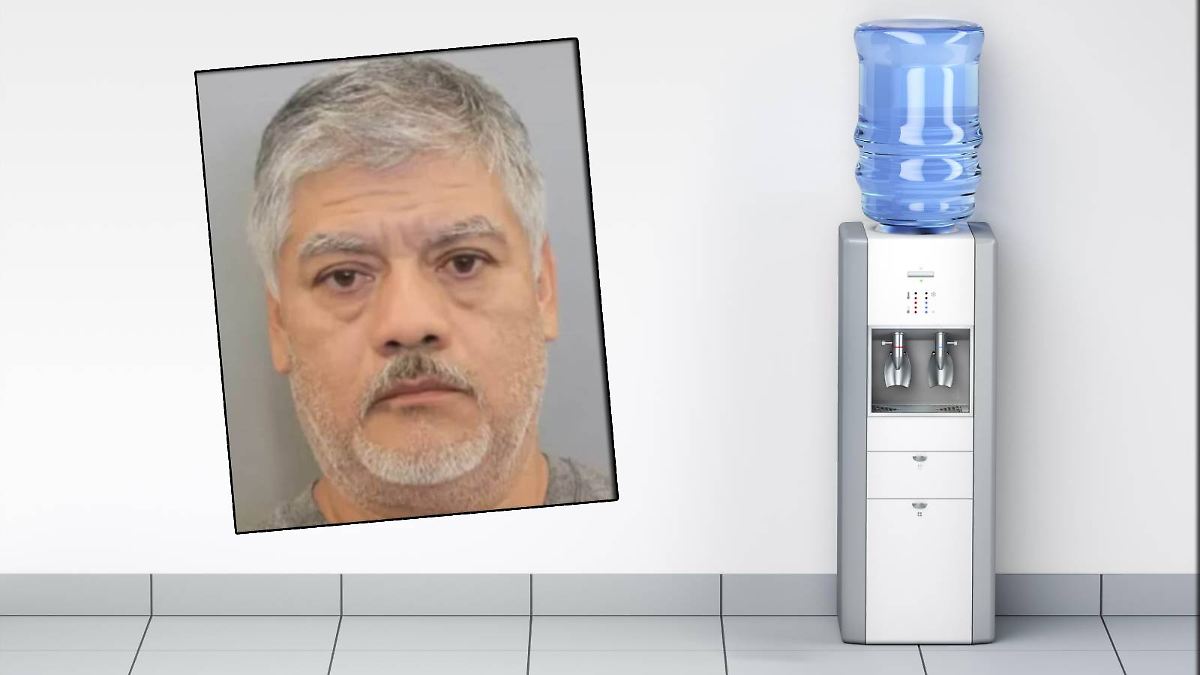 Houston-Texas-Hausmeister-pinkelt-in-Wasserspender-und-infiziert-Kollegen-mit-Geschlechtskrankheiten