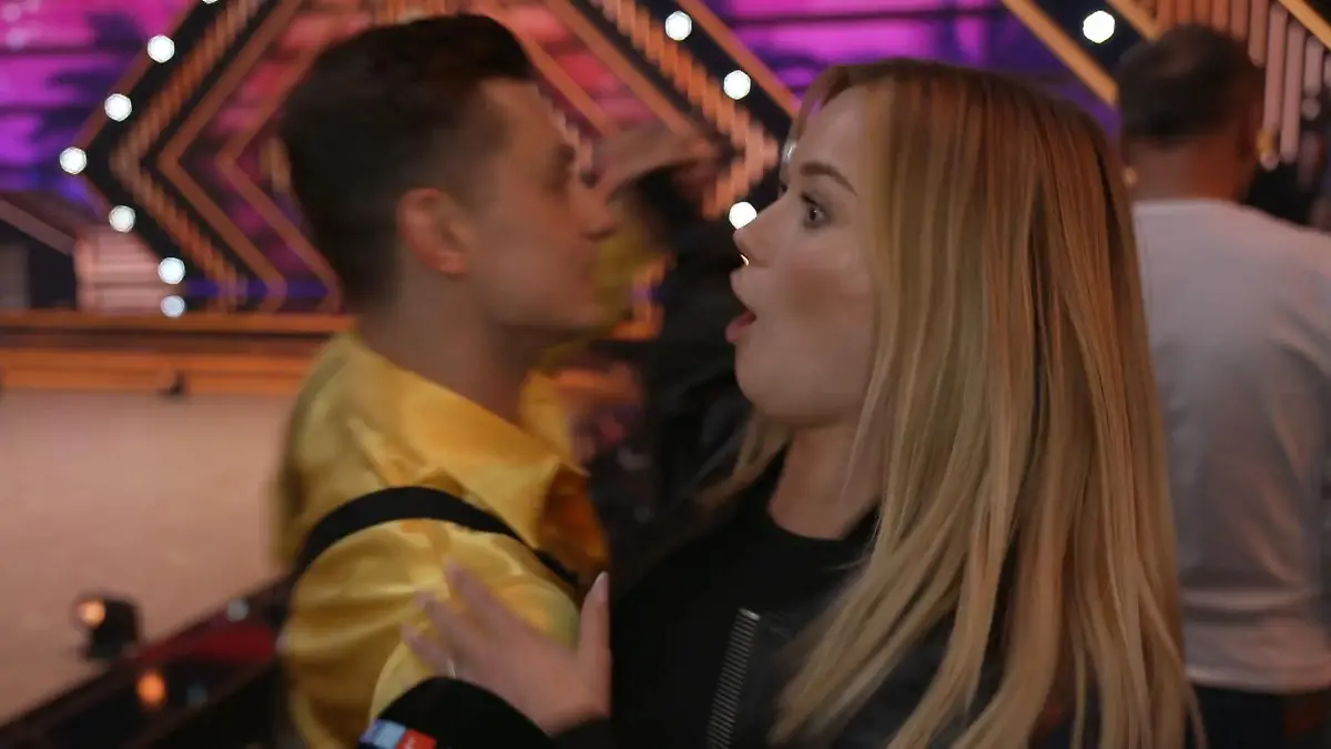 Und dann crasht Zsolt Sándor Cseke ihr Interview Julia Beautx lobt selfiesandra  bei „Let’s Dance“