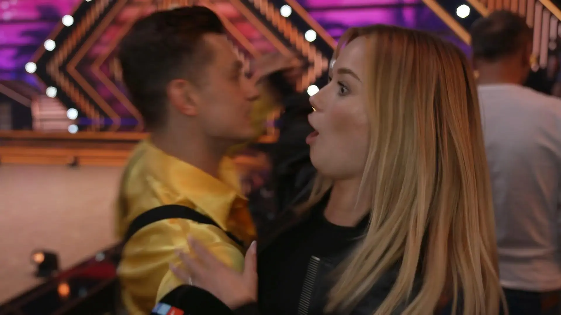 Und dann crasht Zsolt Sándor Cseke ihr Interview Julia Beautx lobt selfiesandra bei „Let’s Dance“