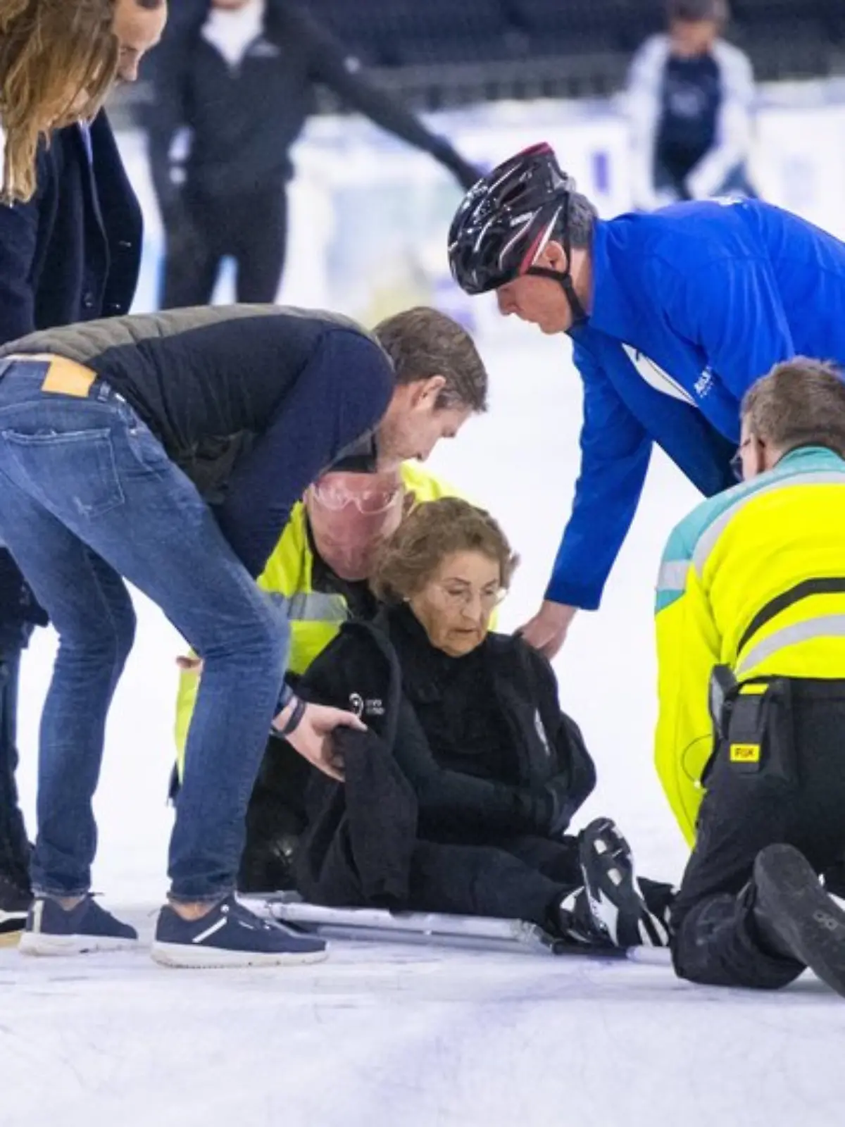 Sofort eilten der gestürzten Prinzessin Margriet Helfer herbei. 
