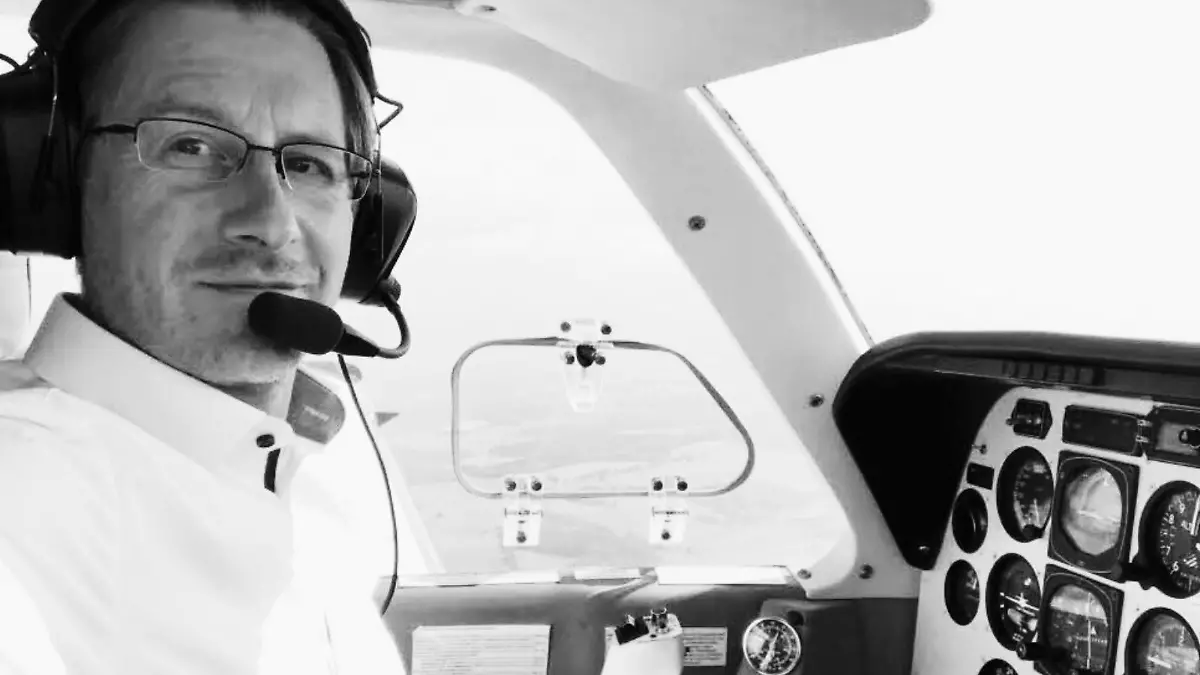Bei dem Toten handelt es sich um einen bekannten Chef- und Notarzt, der selbst mit dem Rettungshubschrauber zu schweren Unfällen eilte.