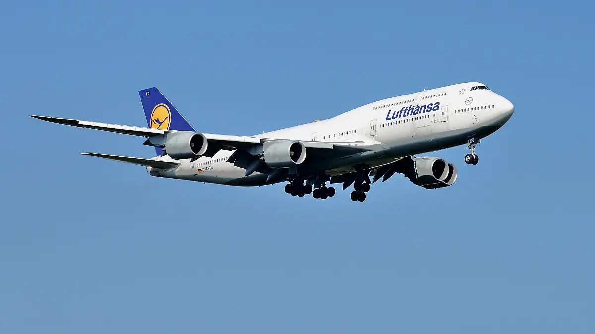Deine landende Boeing 747 am Frankfurter Flughafen Fraport. Im Bild die Maschine mit der Kennung D-ABYR der Fluggesellschaft Lufthansa