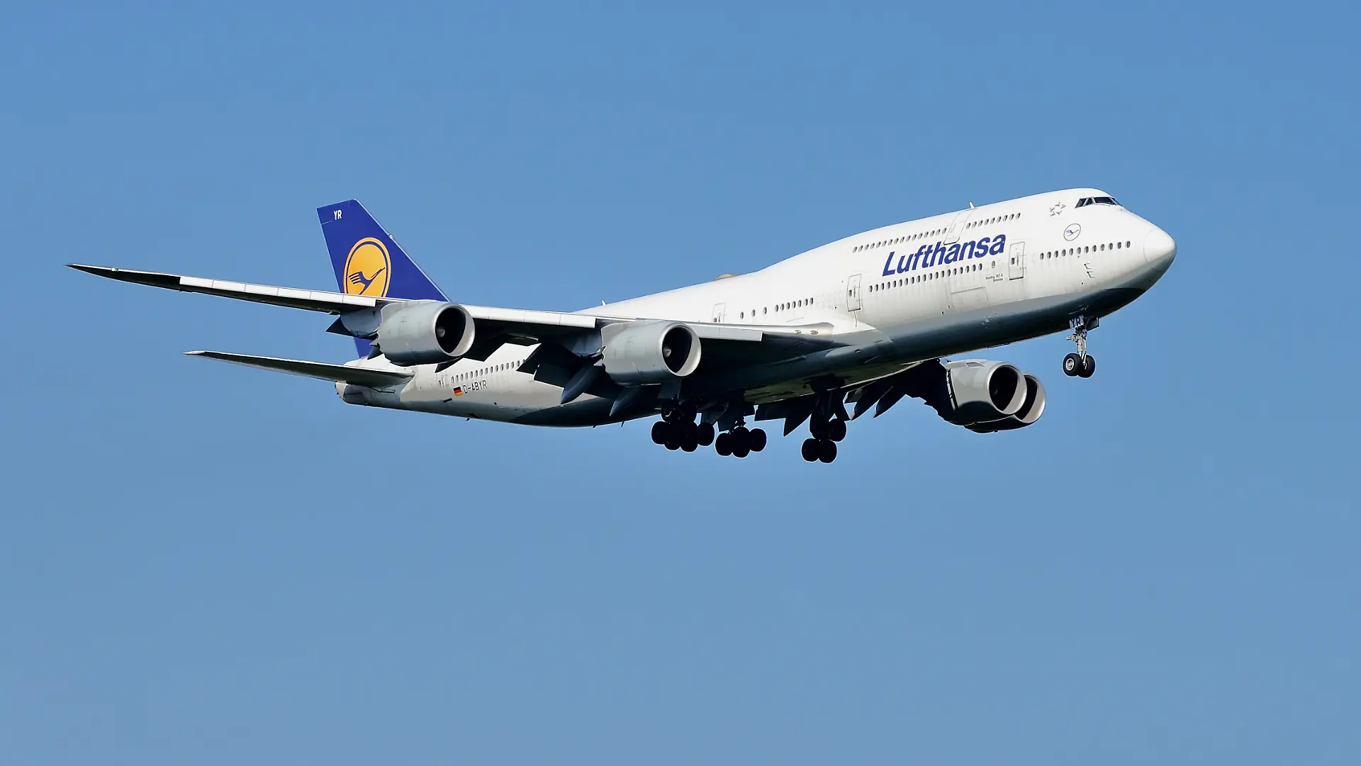 Deine landende Boeing 747 am Frankfurter Flughafen Fraport. Im Bild die Maschine mit der Kennung D-ABYR der Fluggesellschaft Lufthansa