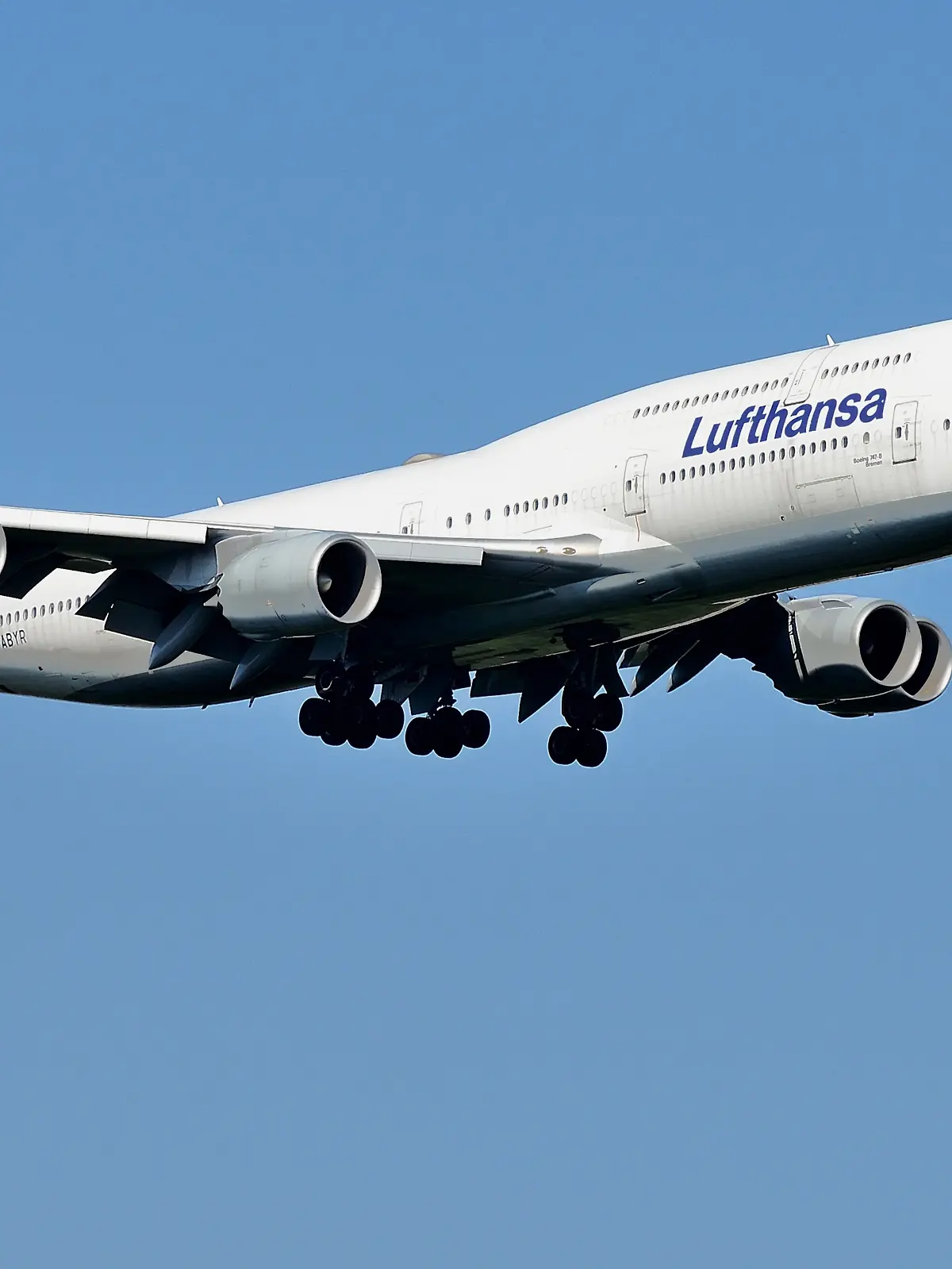 Deine landende Boeing 747 am Frankfurter Flughafen Fraport. Im Bild die Maschine mit der Kennung D-ABYR der Fluggesellschaft Lufthansa