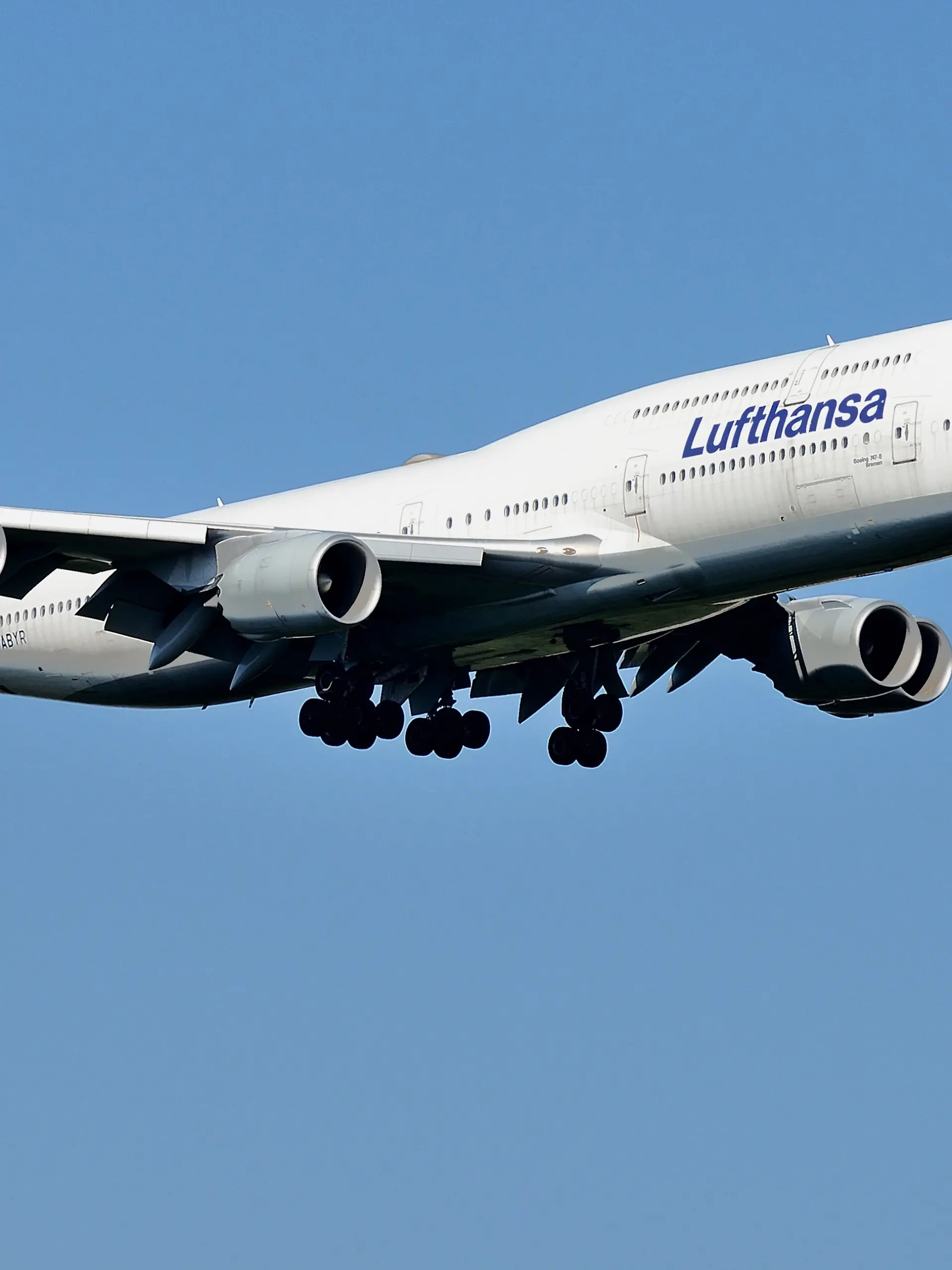 Deine landende Boeing 747 am Frankfurter Flughafen Fraport. Im Bild die Maschine mit der Kennung D-ABYR der Fluggesellschaft Lufthansa