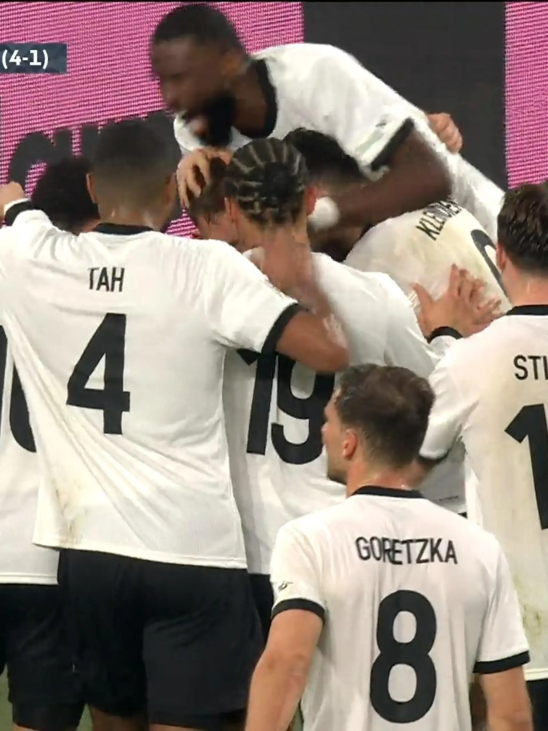 Bild zu: "Zu schnell fürs TV: Gaga-Tor von Musiala demütigt Italien"