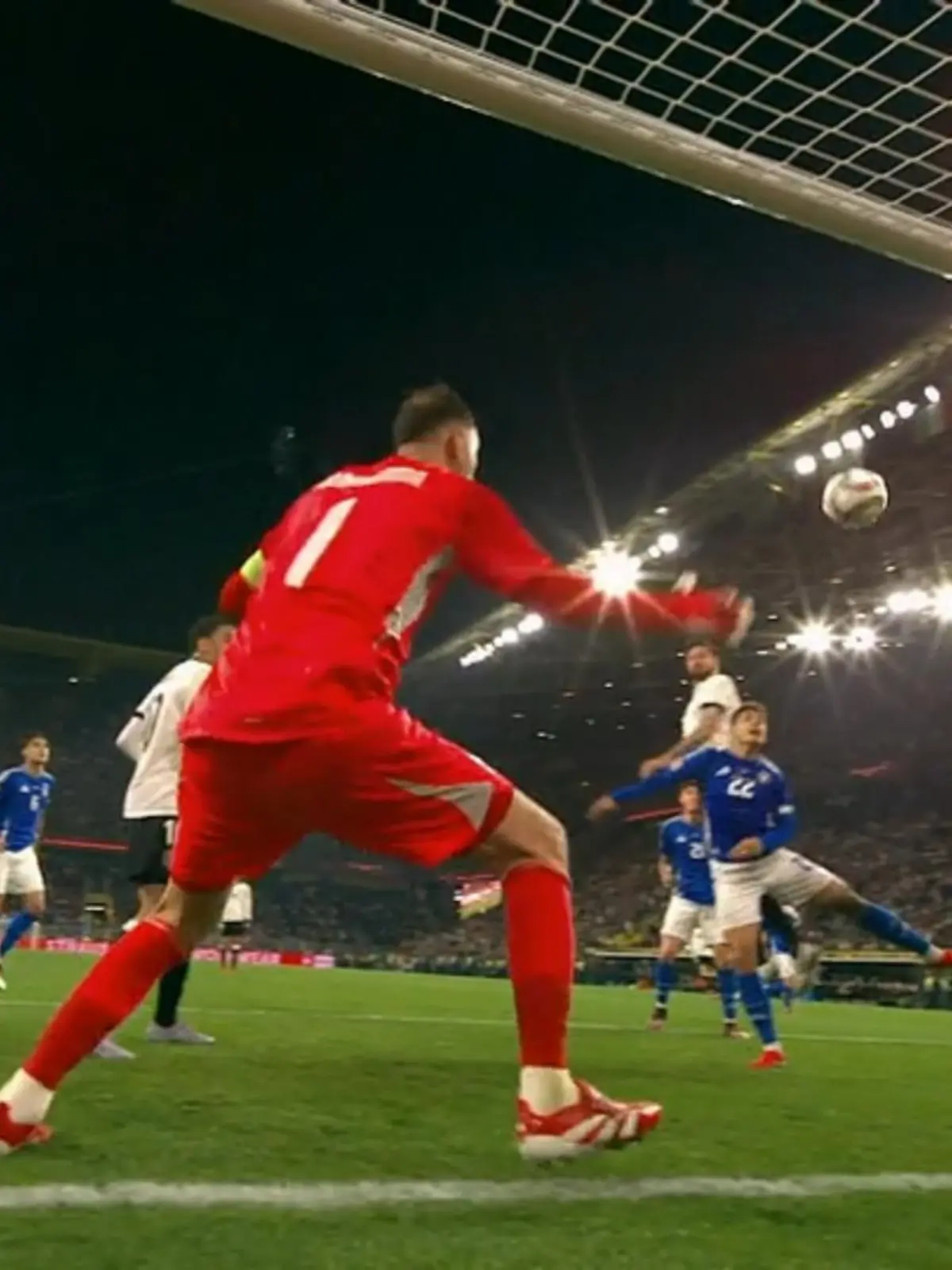 Bild zu: "3:0 zur Pause! Joshua Kimmich überragt"