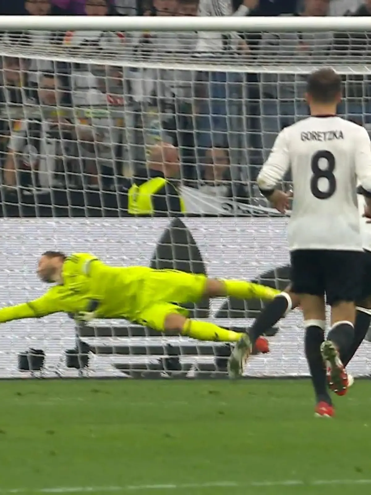 Bild zu: "Leroy Sané lädt Moise Kean ein - nur noch 3:1!"