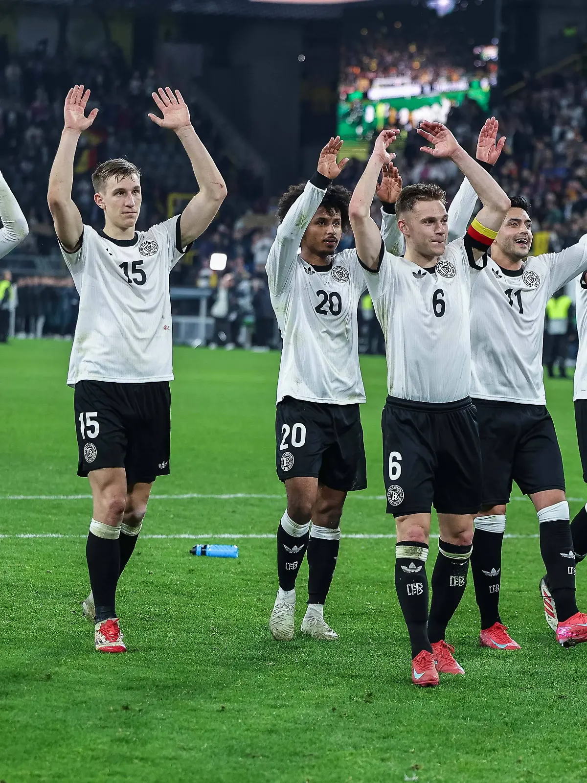 Die deutsche Mannschaft feiert das Weiterkommen
