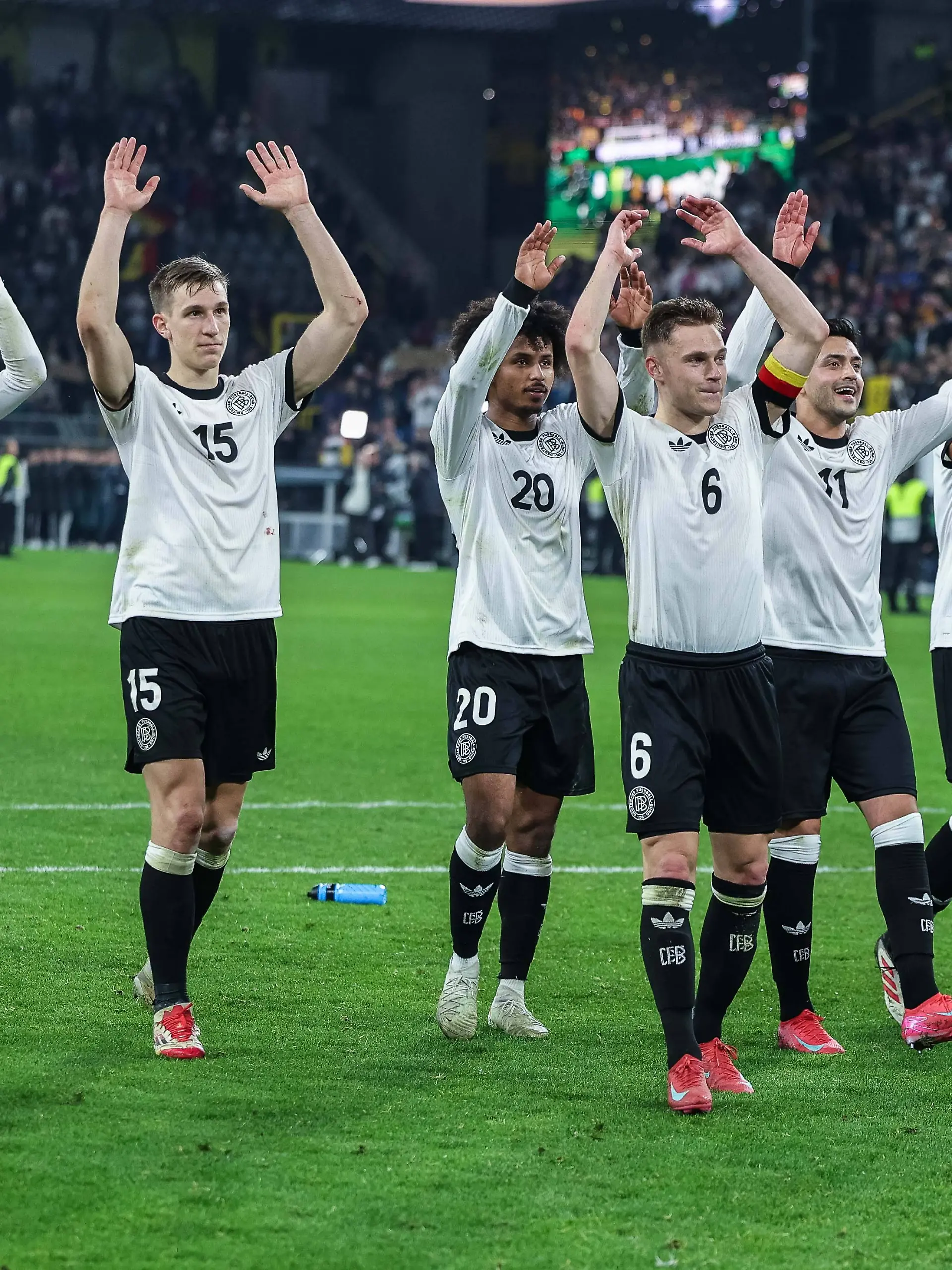 Die deutsche Mannschaft feiert das Weiterkommen