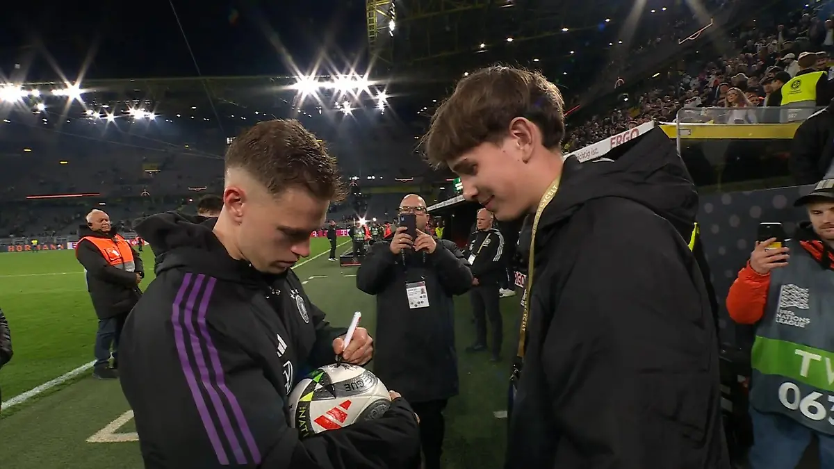 Dieser Balljunge leitete Deutschlands 2:0 gegen Italien ein Noel Urbaniak