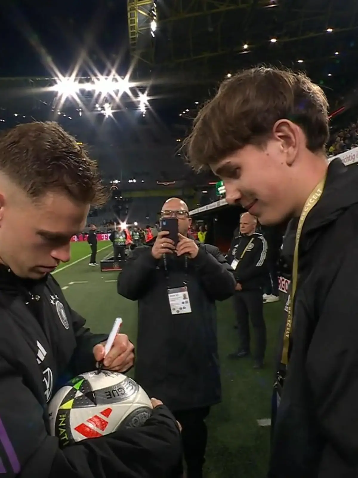 Bild zu: "Dieser Balljunge leitete Deutschlands 2:0 gegen Italien ein"