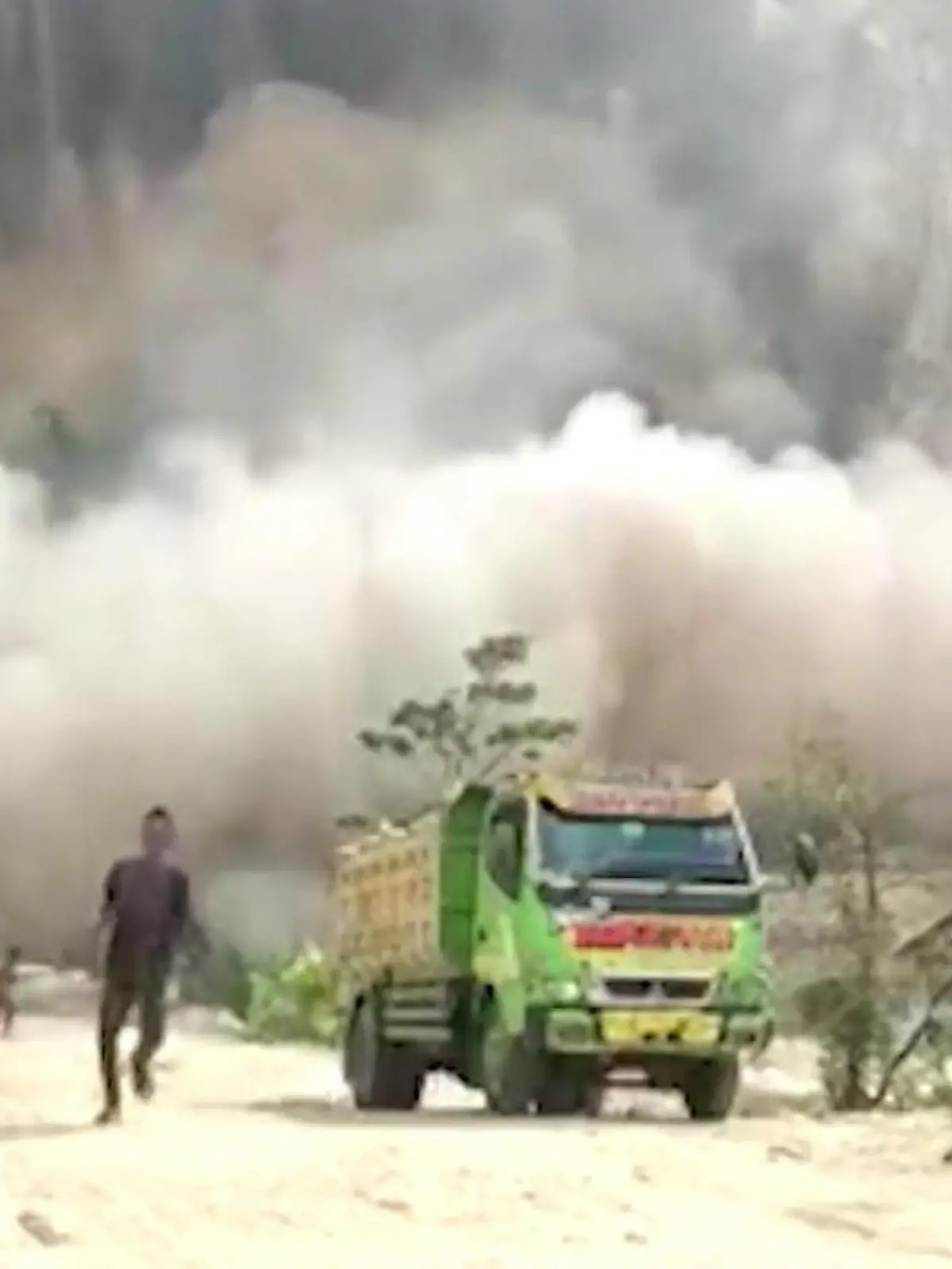 In einem Steinbruch in Indonesien bricht plötzlich eine Felskante ab. Bergarbeiter beladen gerade ihre LKW mit Steinen als eine riesige Staubwolke auf sie zu rollt. Im letzten Moment schaffen es die Männer, sich und ihr Gerät in Sicherheit zu bringen.