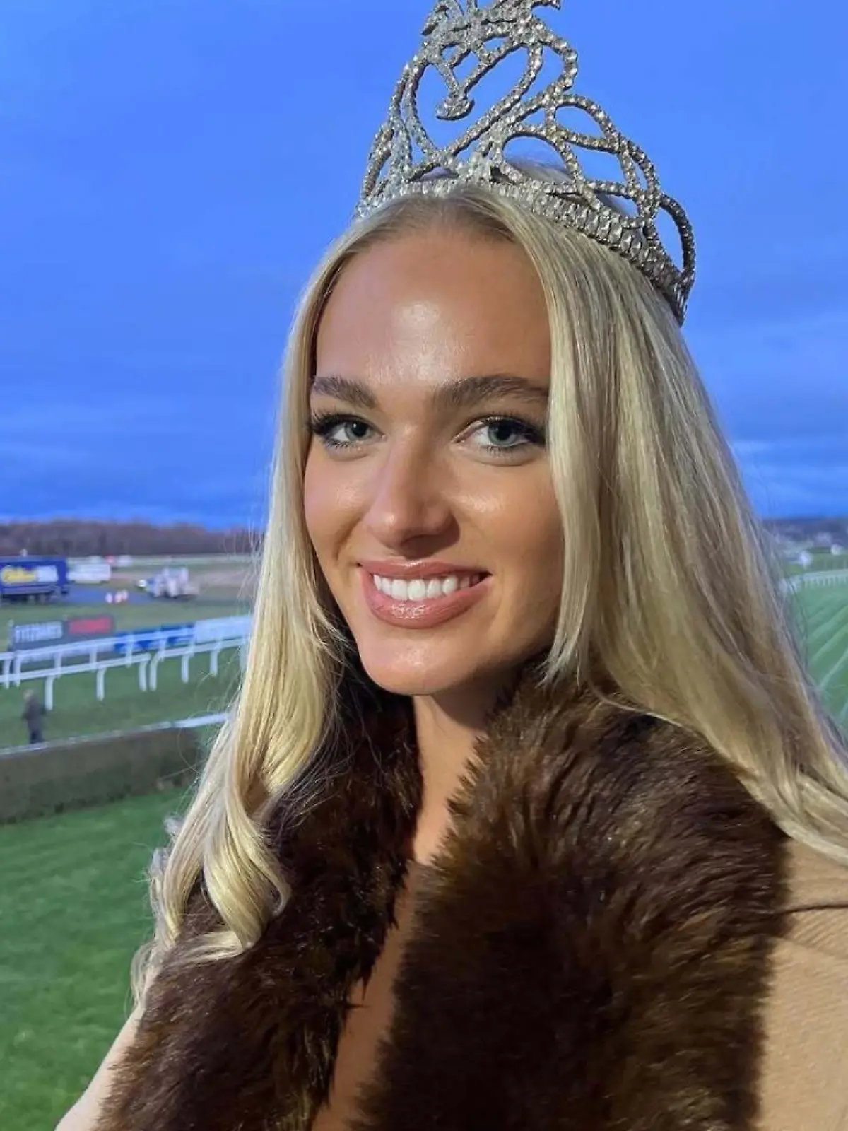 Betrunken benimmt sich die ehemalige Miss Schottland völlig daneben. 