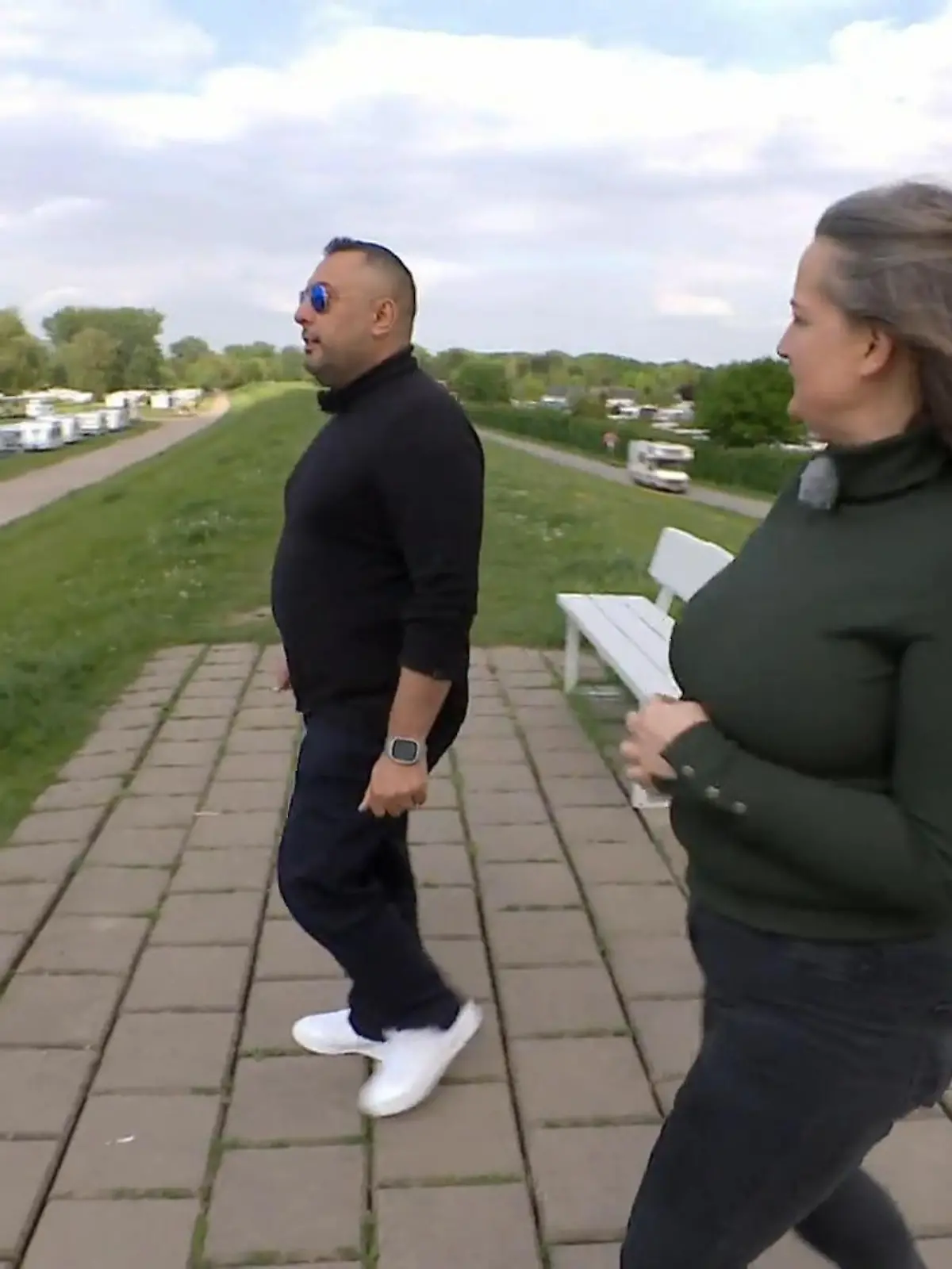 Bild zu: "Ali und Daniela erreichen den Elbstrand"