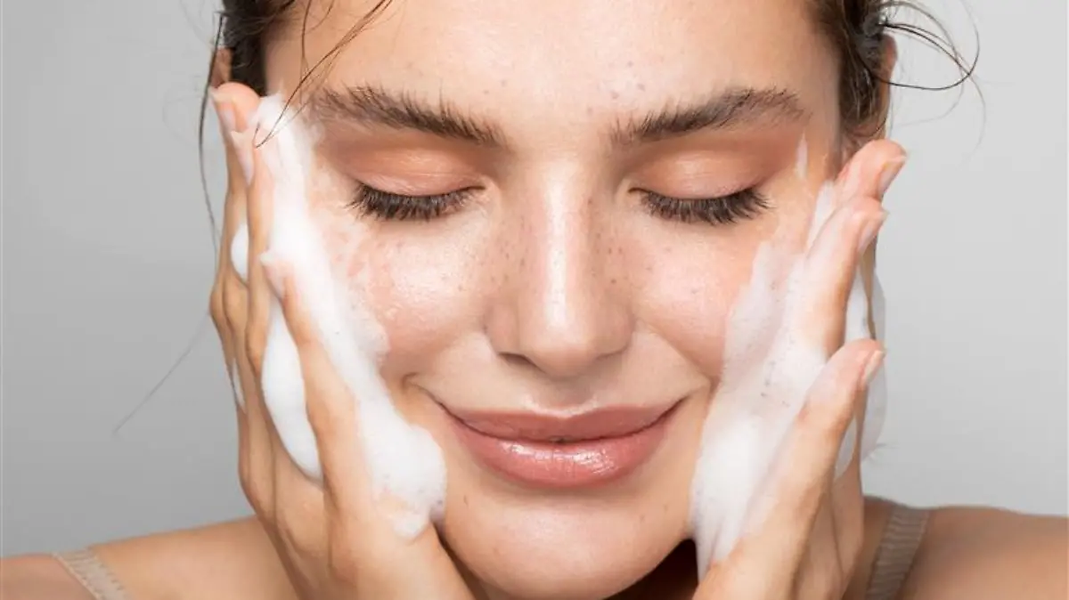 Frau nutzt Double Cleansing zum Abschminken.