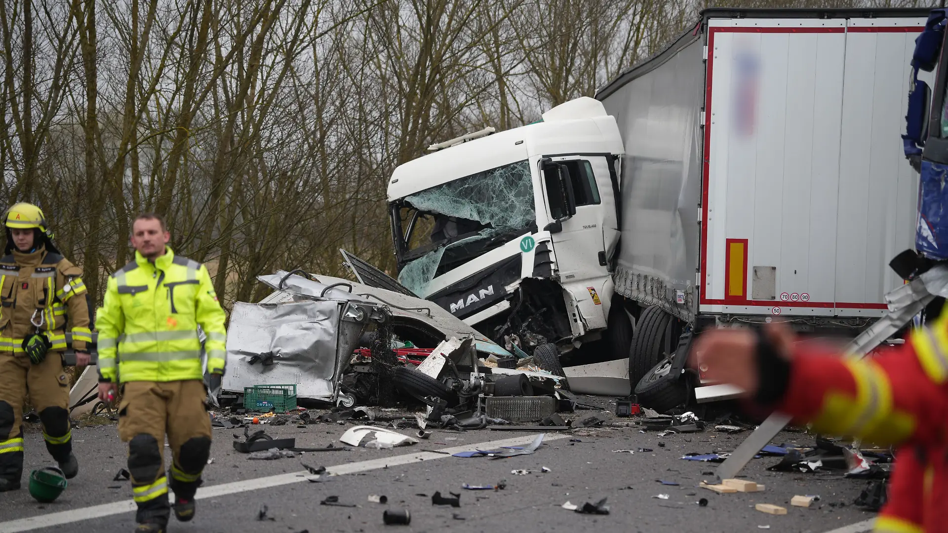 Rettungskräfte sind am Unfallort bei Maxhütte-Haidhof im Einsatz, nachdem ein Lastwagen auf der Autobahn 93 durch eine Leitplanke gebrochen und in den Gegenverekhr geraten war. 