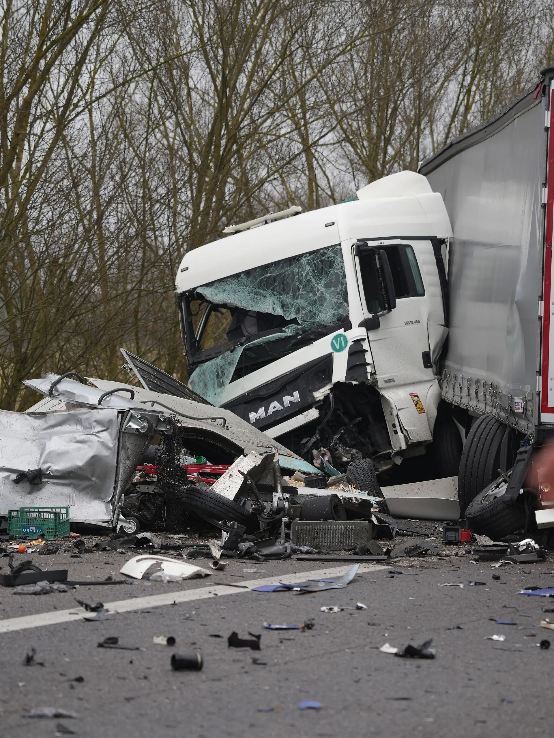 Rettungskräfte sind am Unfallort bei Maxhütte-Haidhof im Einsatz, nachdem ein Lastwagen auf der Autobahn 93 durch eine Leitplanke gebrochen und in den Gegenverekhr geraten war. 