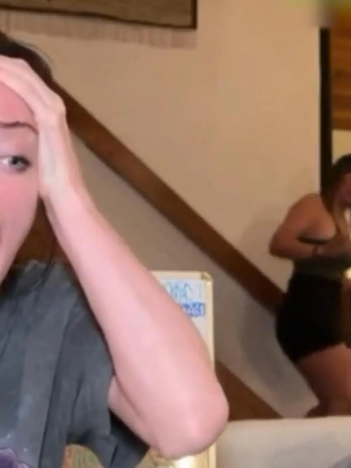 Bild zu: "HOOOOLY SH****! Influencerin dreht in Live-Stream völlig durch"