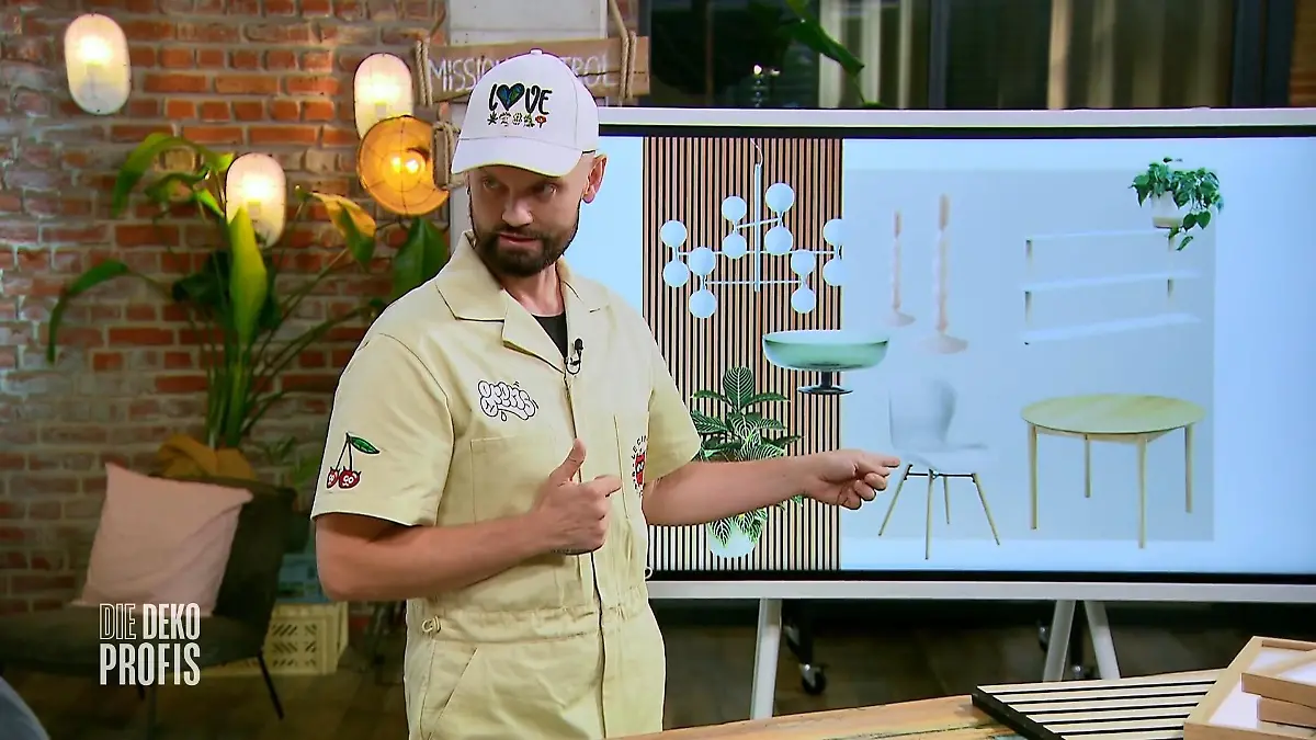 Rolf Buck präsentiert seinen natürlichen Look Holzpaneele und Pflanzen