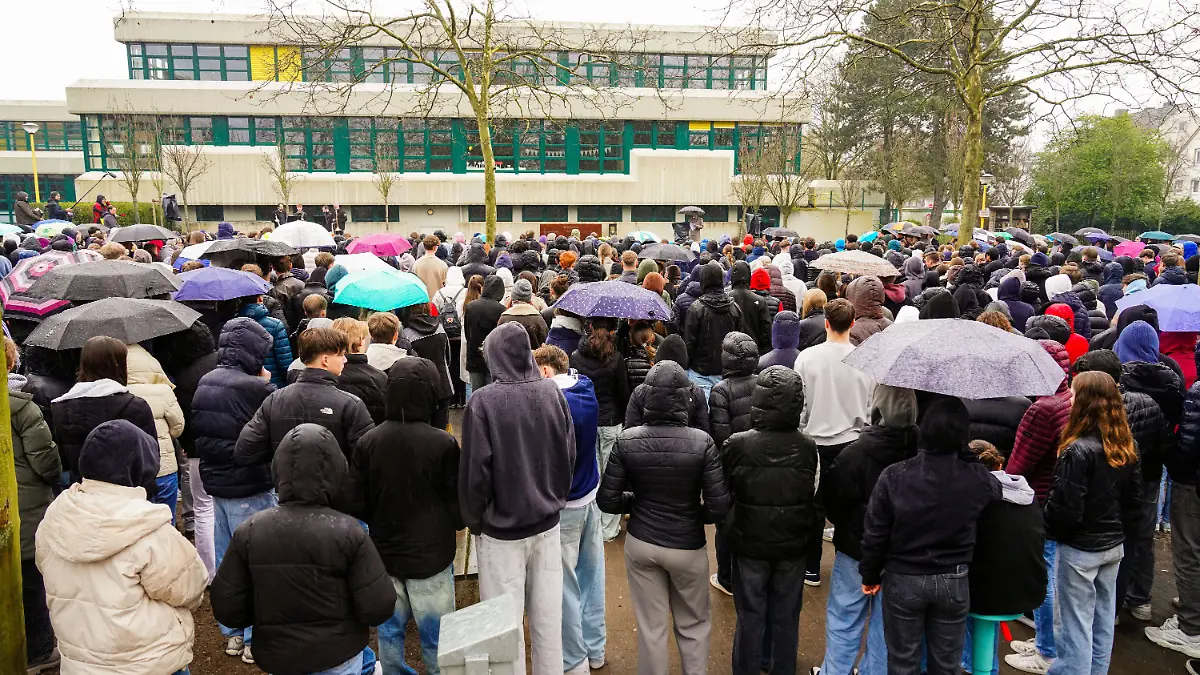Gedenkfeier am Montag auf dem Schulhof des Joseph-König-Gymnasiums in Haltern am See Nordrhein-Westfalen zum 10. Jahrestag des Germanwings-Absturzes. 150 Menschen aus 17 Nationen waren bei dem Unglueck der Lufthansa-Tochter Germanwings am 24. Maerz 2015 in den franzoesichen Alpen ums Leben gekommen. Darunter eine Schulklasse des Joseph-Koenig-Gymnasiums mit 14 Schuelerinnen, zwei Schuelern und zwei Lehrerinnen. Die Ermittlungen ergaben, dass der psychisch erkrankte Co-Pilot die Maschine absichtlich zum Absturz gebracht hatte. Siehe epd-Bericht vom 21.03.2025 EDITORIAL USE ONLY *** Memorial service on Monday 24 03 2025 in the schoolyard of the Joseph Koenig Gymnasium in Haltern am See North Rhine-Westphalia on the 10th anni Copyright: epd-bild/FriedrichxStark epd-Germanwings_Jahrestag